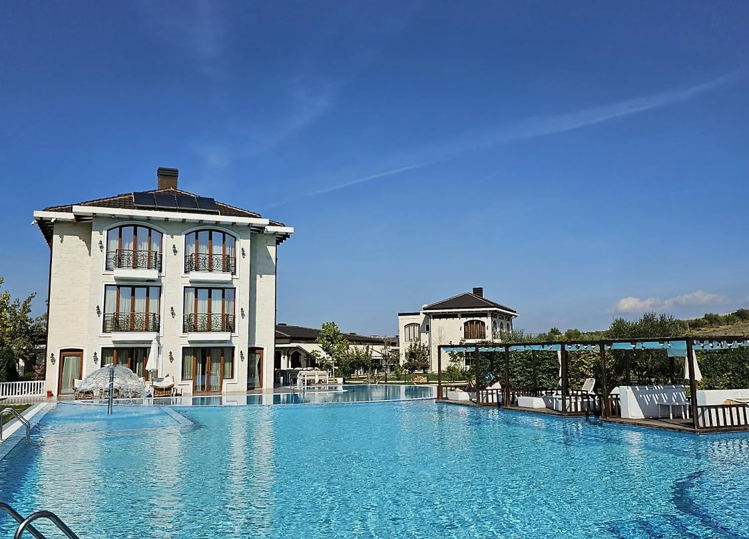 Vinea Resort Rrashbull Hotel
